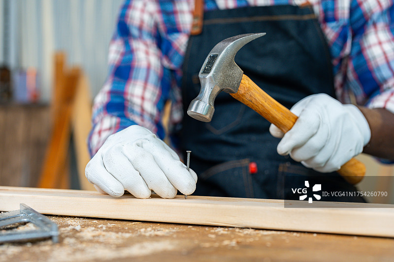 木匠、工匠和建筑工人用锤子钉钉子图片素材