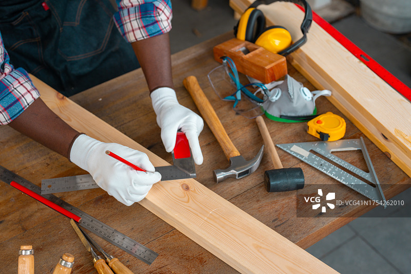 工作台上用于木工的木匠设备图片素材