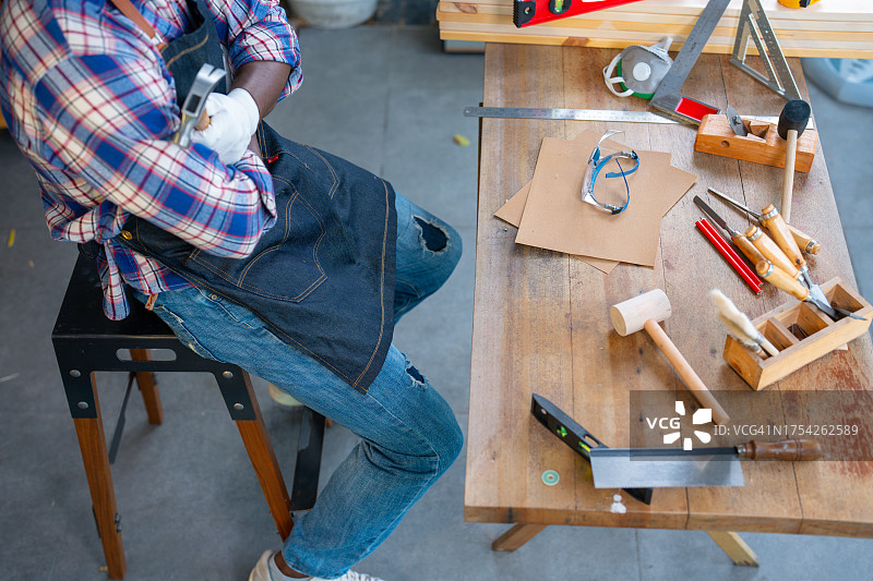工作台上用于木工的木匠设备图片素材
