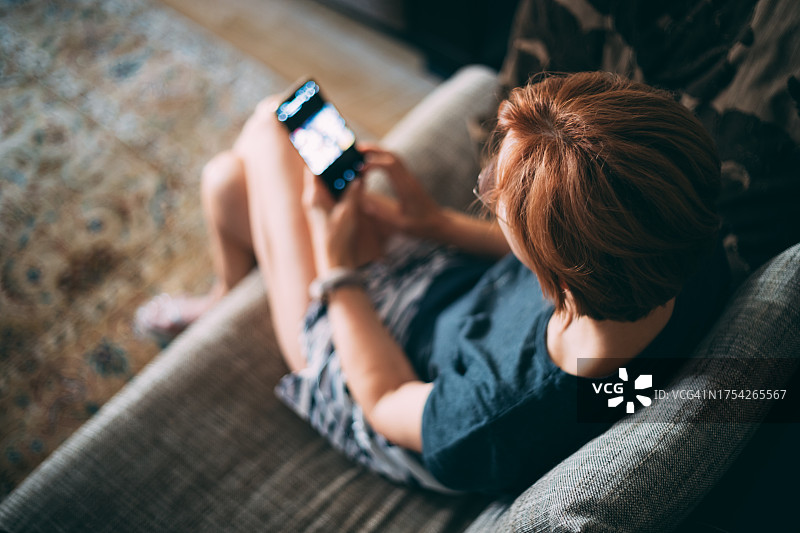 在家使用智能手机的女人图片素材