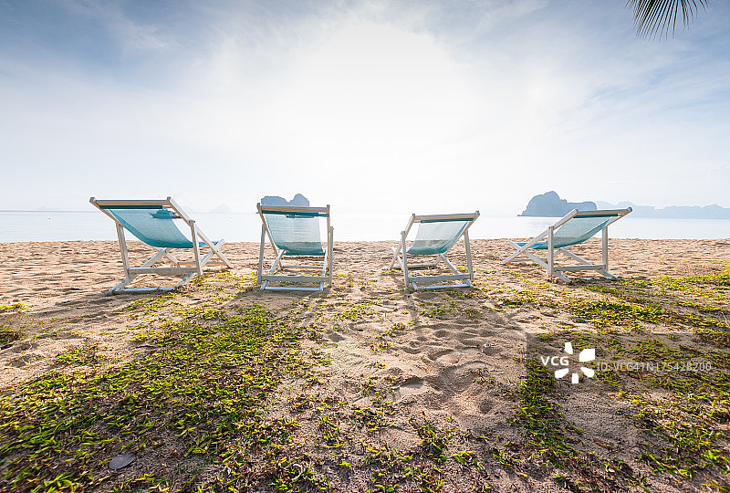 完美热带白色沙滩上的沙滩椅图片素材