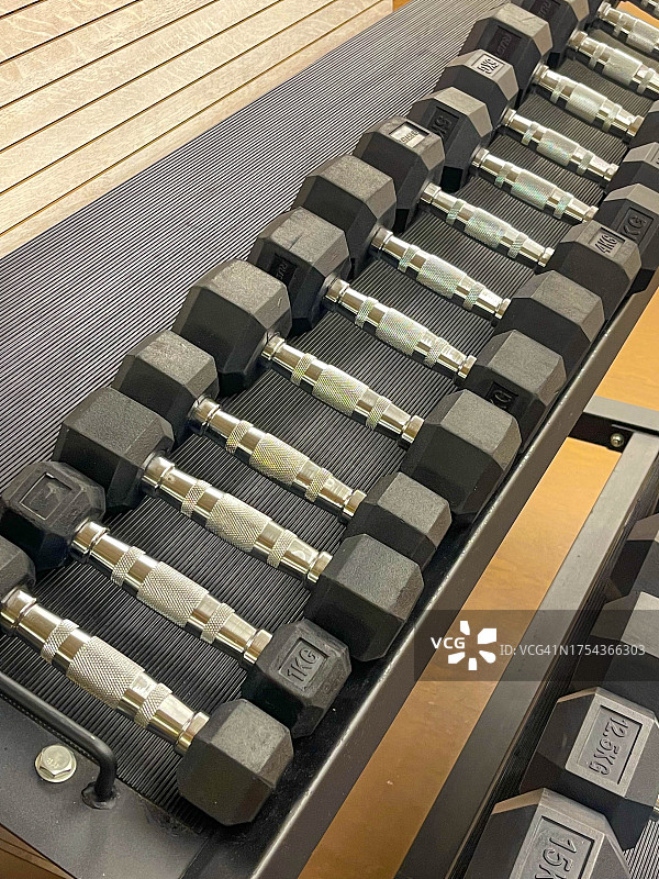 巴塞罗那的六角哑铃架图片素材