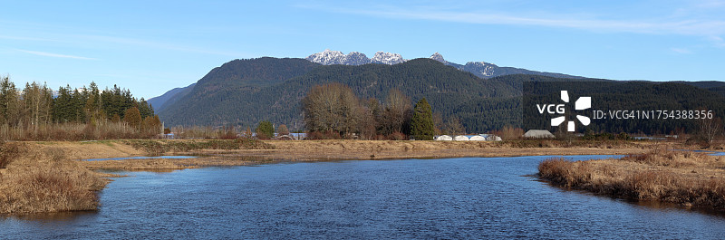 湖光山色与天空相映成趣图片素材