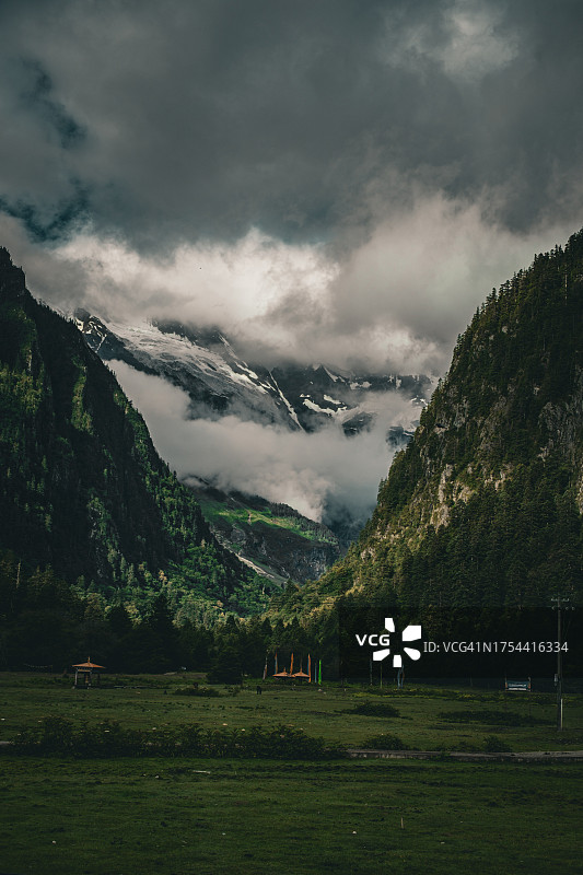 中国云南德钦的田野风光图片素材