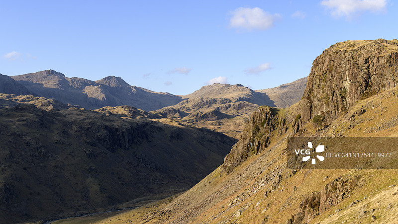 山对着天空的美景图片素材