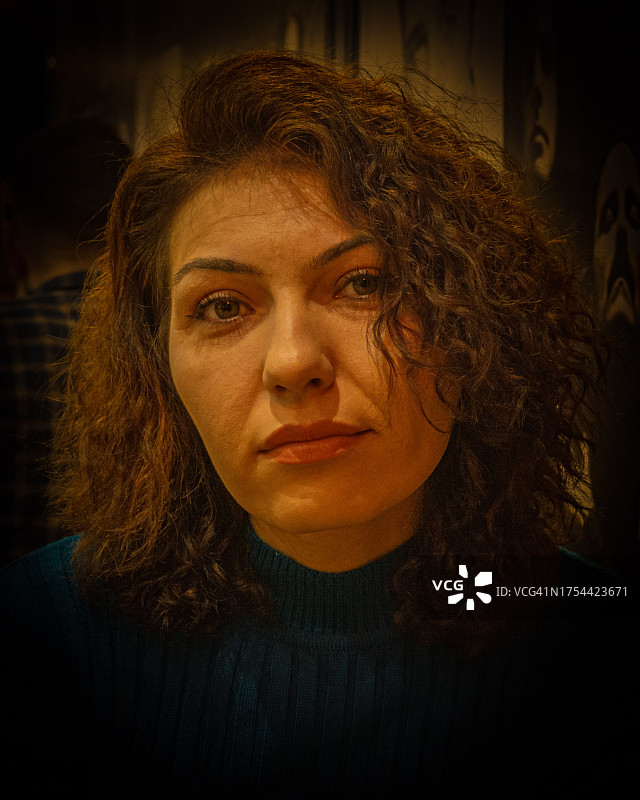 卷发的年轻女子特写图片素材