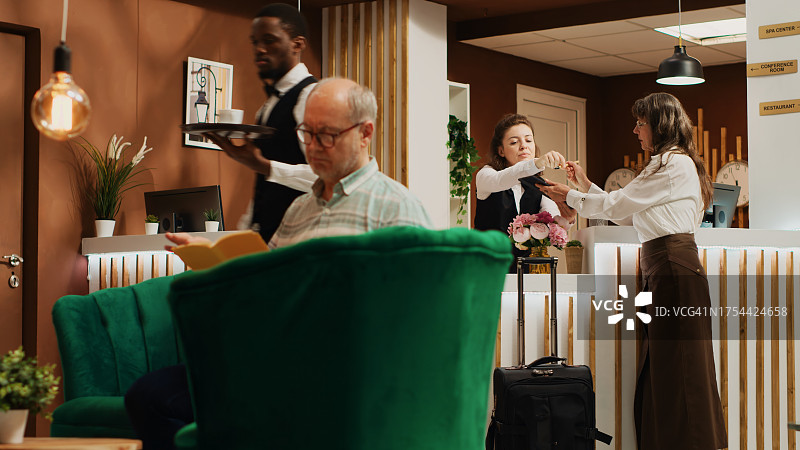 酒店大堂内的商务人士图片素材
