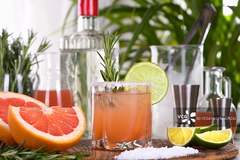 桌上饮品和柠檬特写，乌克兰图片素材