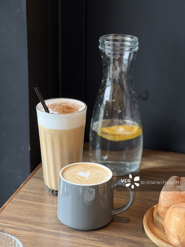 桌上的咖啡杯特写，中国台湾苗栗县竹南镇图片素材