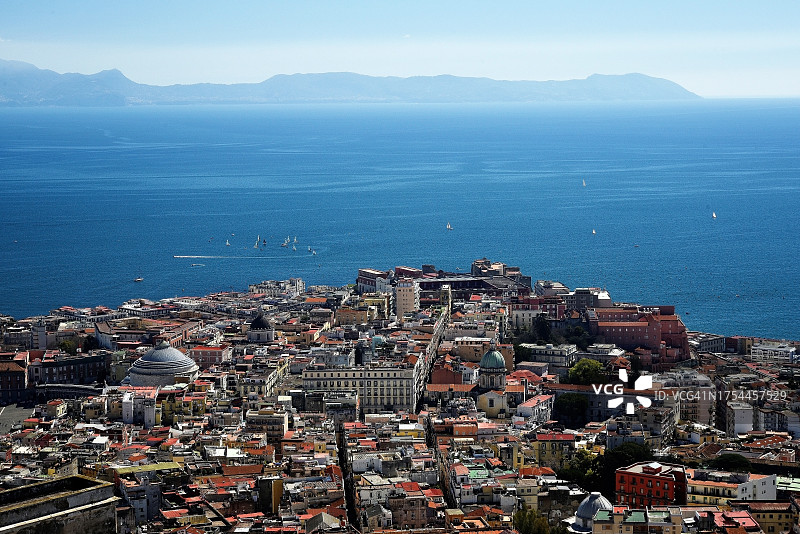 欧洲，意大利，坎帕尼亚，那不勒斯：2023年3月18日；埃尔莫堡眺望那不勒斯湾和索伦托半岛图片素材