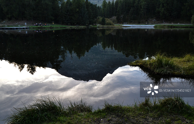 树木映衬天空的湖景图片素材
