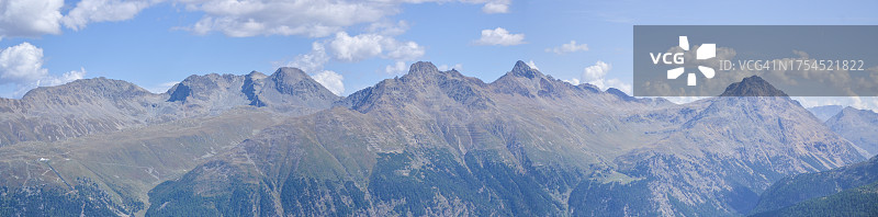 白雪皑皑的群山映衬着天空的全景图片素材