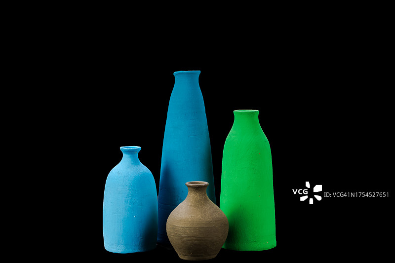 黑色背景下的多个瓶子特写图片素材
