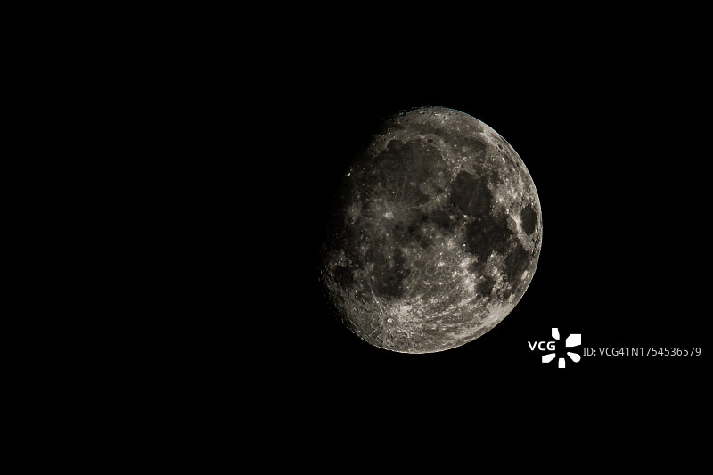 美国夜空月亮的低角度视图图片素材