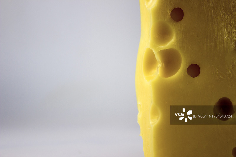 白色背景上的奶酪切片特写图片素材