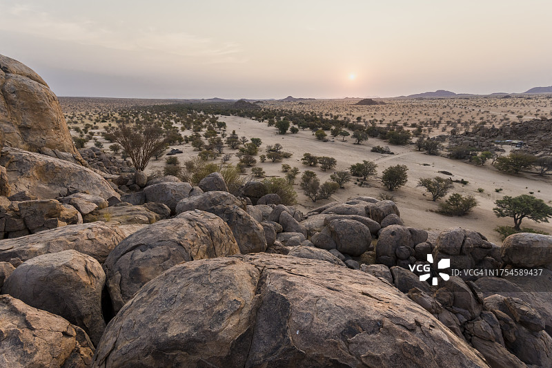 纳米比亚岩石景观上的日落图片素材