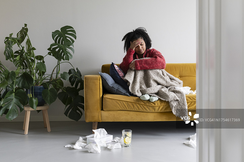 年轻女子感到不适图片素材