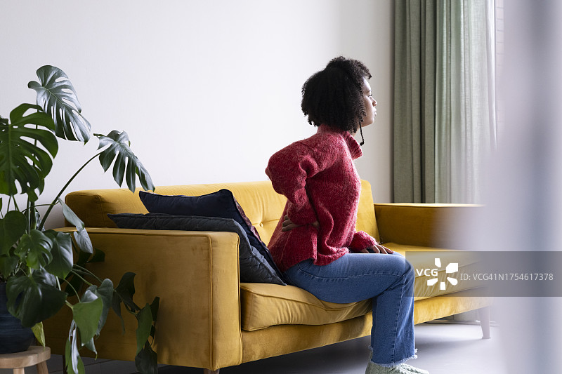 年轻女子感到不适图片素材