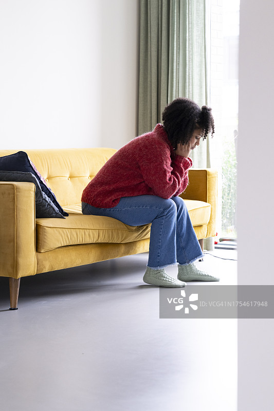 年轻女子感到不适图片素材