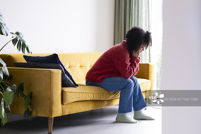 年轻女子感到不适图片素材