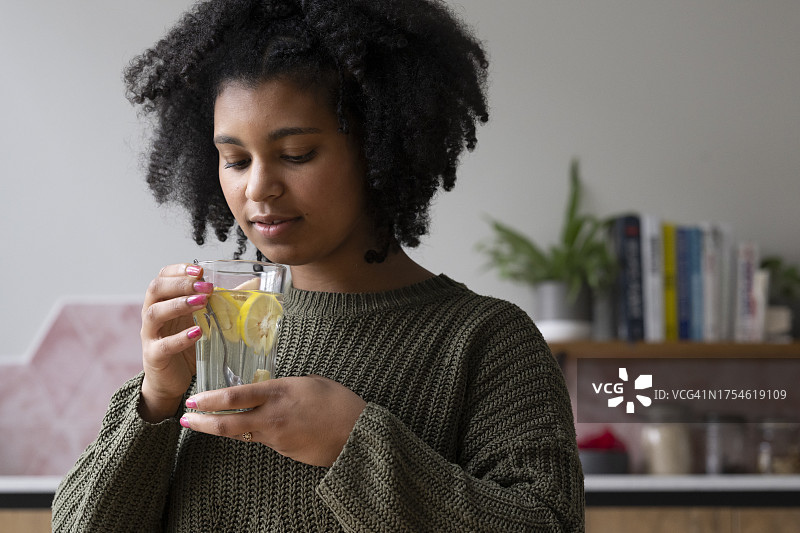 年轻女子感到不适图片素材