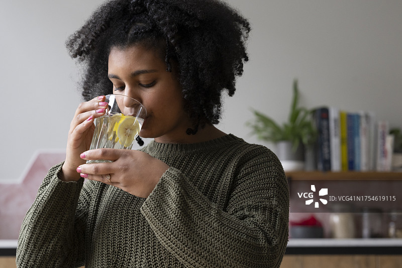 年轻女子感到不适图片素材
