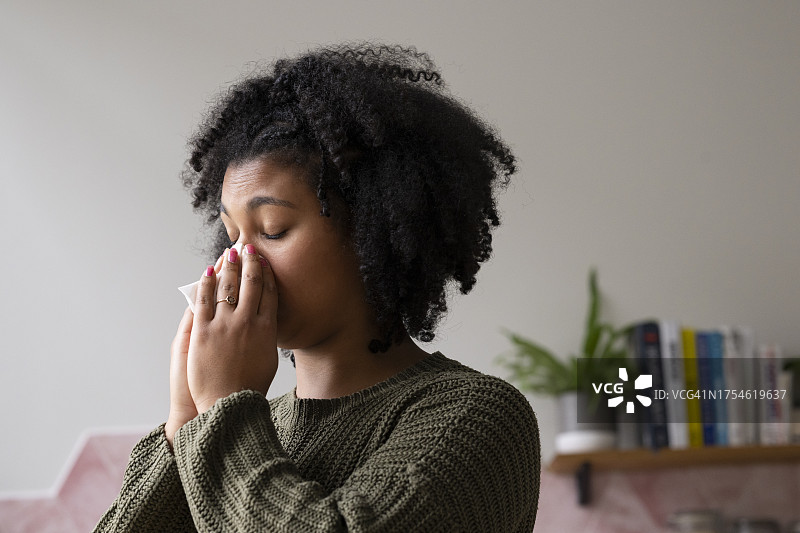 年轻女子感到不适图片素材