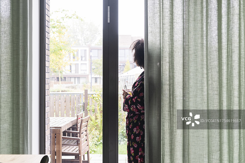 年轻女子感到不适图片素材