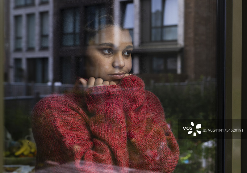 年轻女子在家图片素材