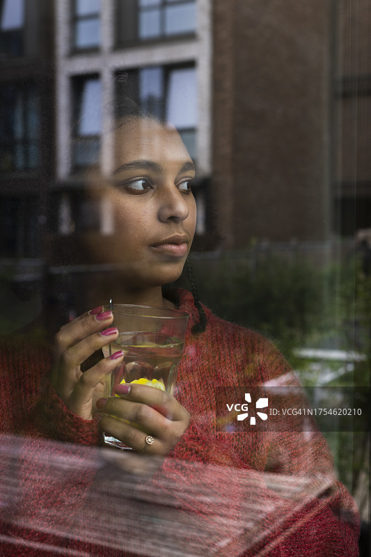 年轻女子在家图片素材