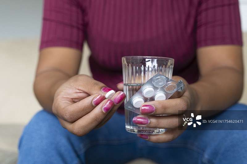 年轻女子感到不适图片素材