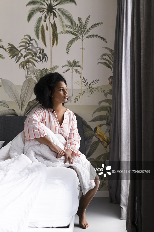 在床上的年轻女人图片素材