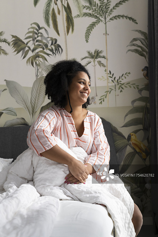 在床上的年轻女人图片素材