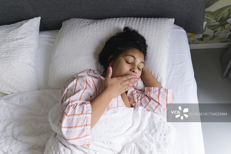 在床上的年轻女人图片素材