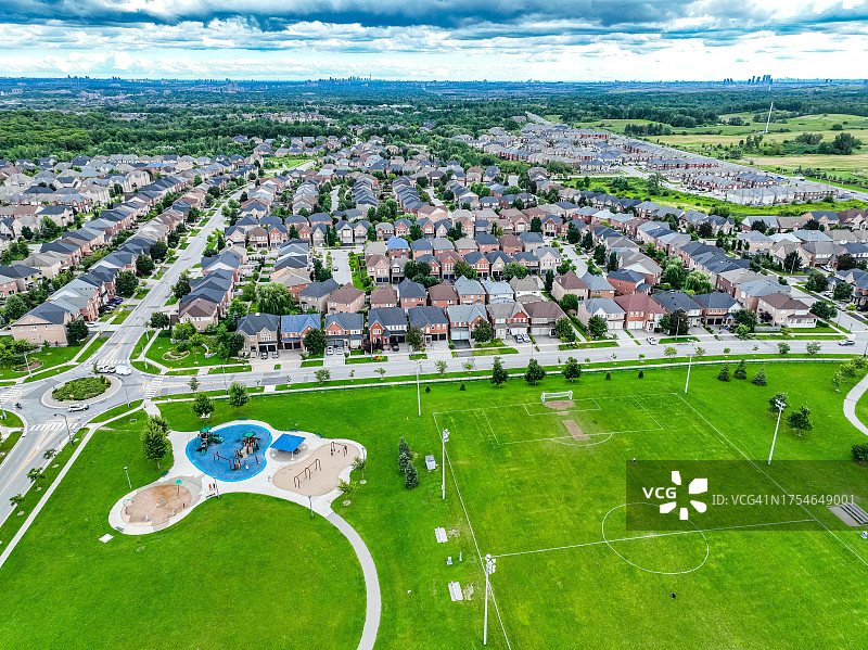 加拿大列治文山巴瑟斯特街和国王沃恩路的塔山和威廉·尼尔社区公园图片素材