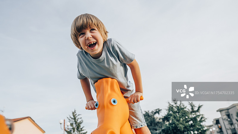 在操场上快乐玩耍的孩子图片素材