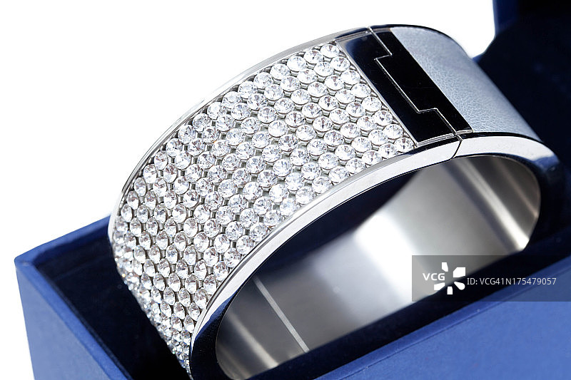 蓝色礼品盒中的钻石手镯图片素材