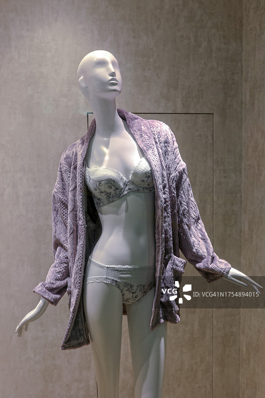 穿着内衣长袍的女性，像人体模特图片素材