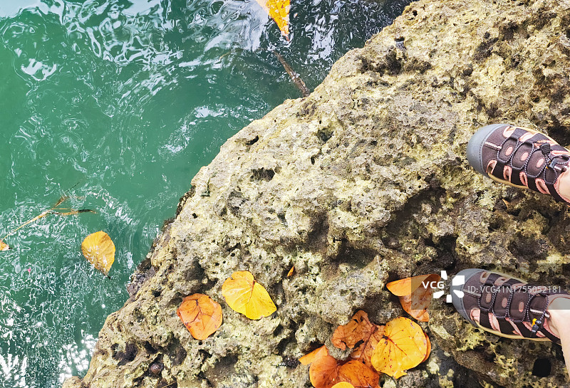 海滩边绿松石海水的脚部个人视角图片素材