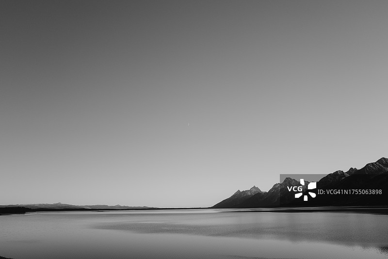 黑白湖泊和山景图片素材