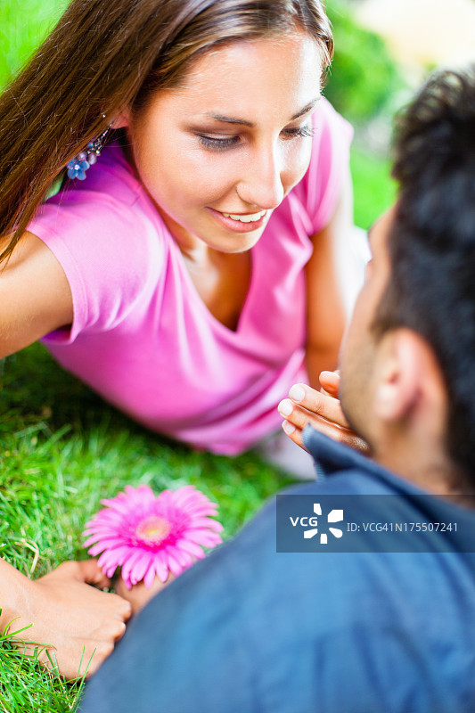 手持鲜花的年轻情侣图片素材