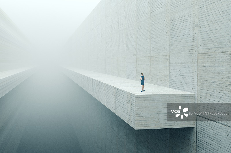 超现实主义：男子走在混凝土高处的边缘图片素材