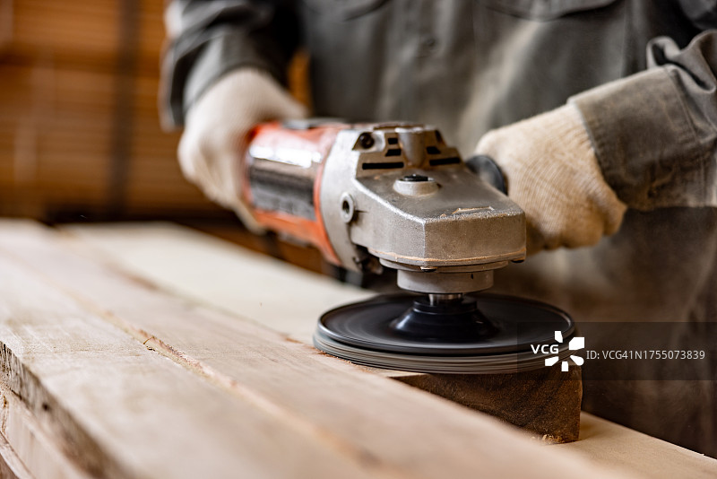 男人在木工车间打磨木材的特写镜头图片素材