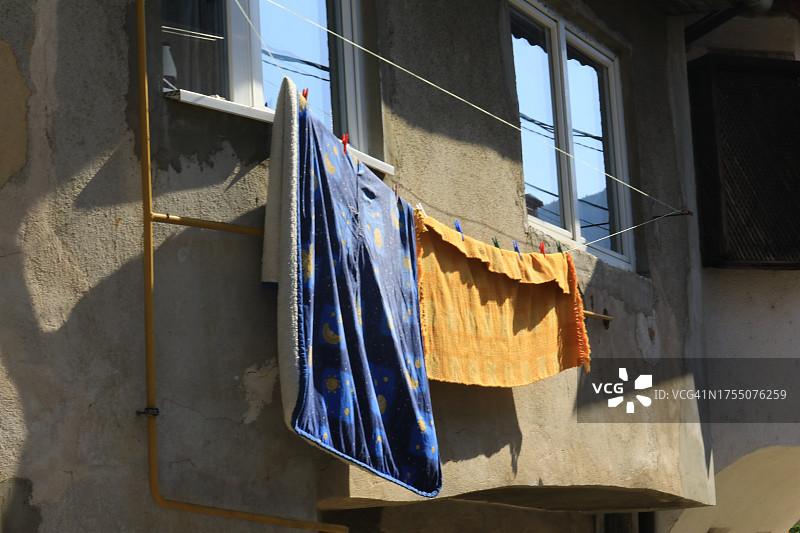 住宅楼外晾晒的衣物图片素材