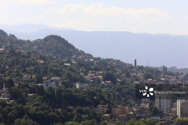 山边的城市社区图片素材
