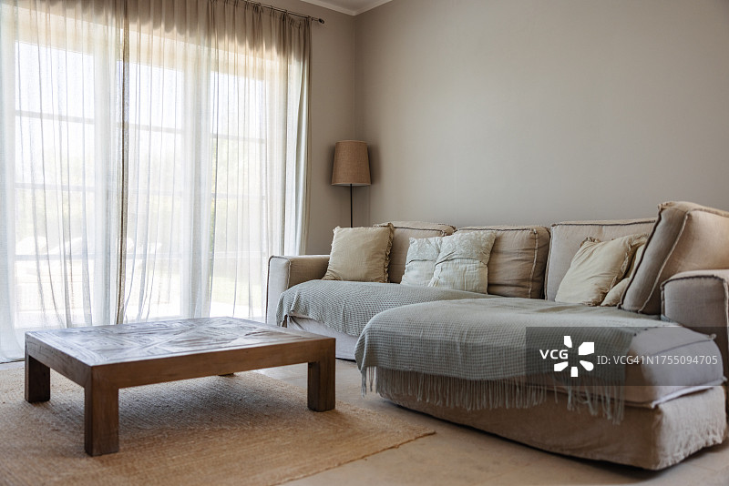 米色整洁舒适别墅客厅图片素材