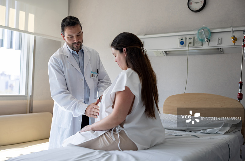 产科医生在医院产房检查孕妇图片素材