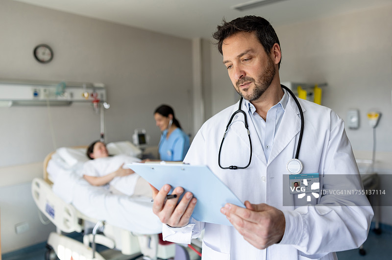 医生在妇产医院工作时检查医疗图表图片素材