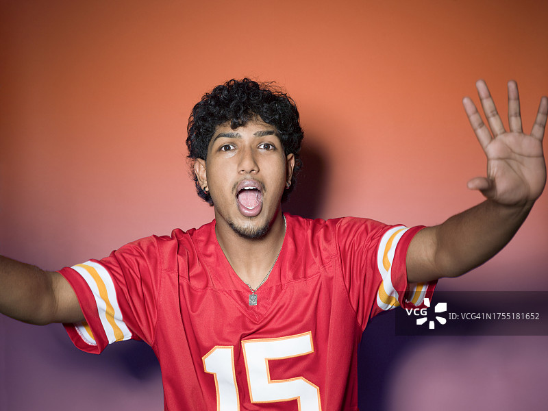 嬉戏玩耍的年轻男人图片素材