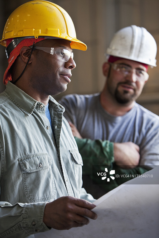 建筑工人正在看计划图片素材